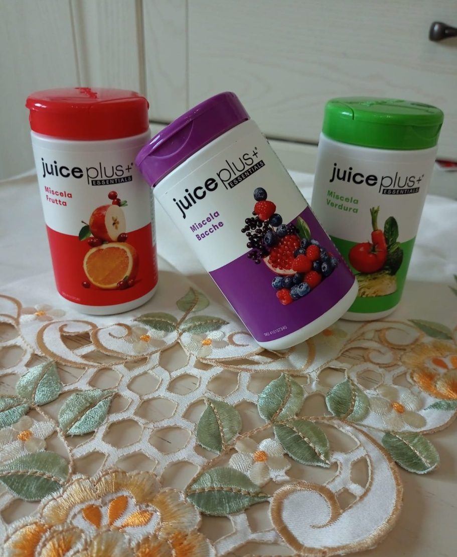 Integrazione vegetale in barattoli Integratori alimentari Juice Plus su un tavolino bianco